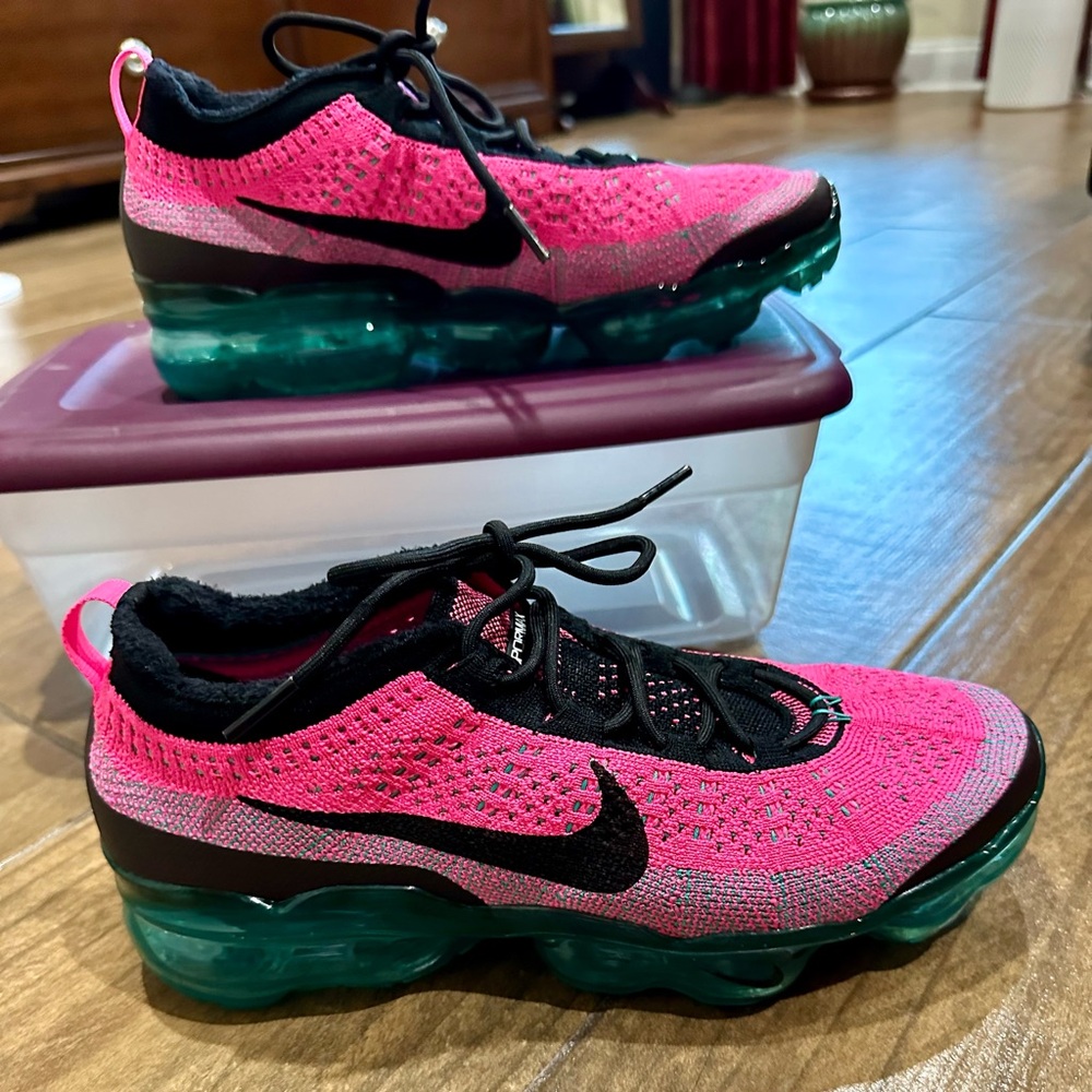 Women’s size 9 Nike Flyknit 2023 VaporMax